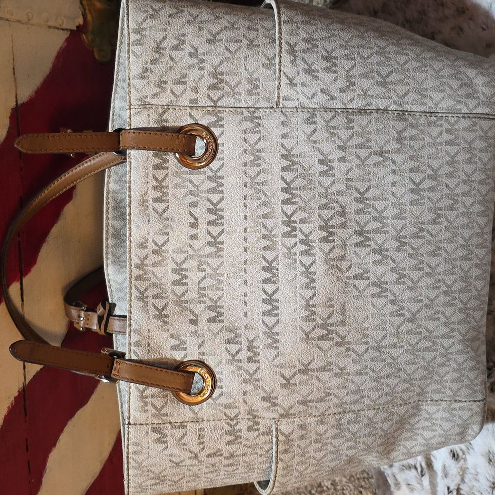 Michael Kors Jet Set Logo Print Tote - Picture 4 of 16